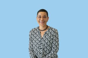 Woman of Colour mit kurzen schwarzen Haaren